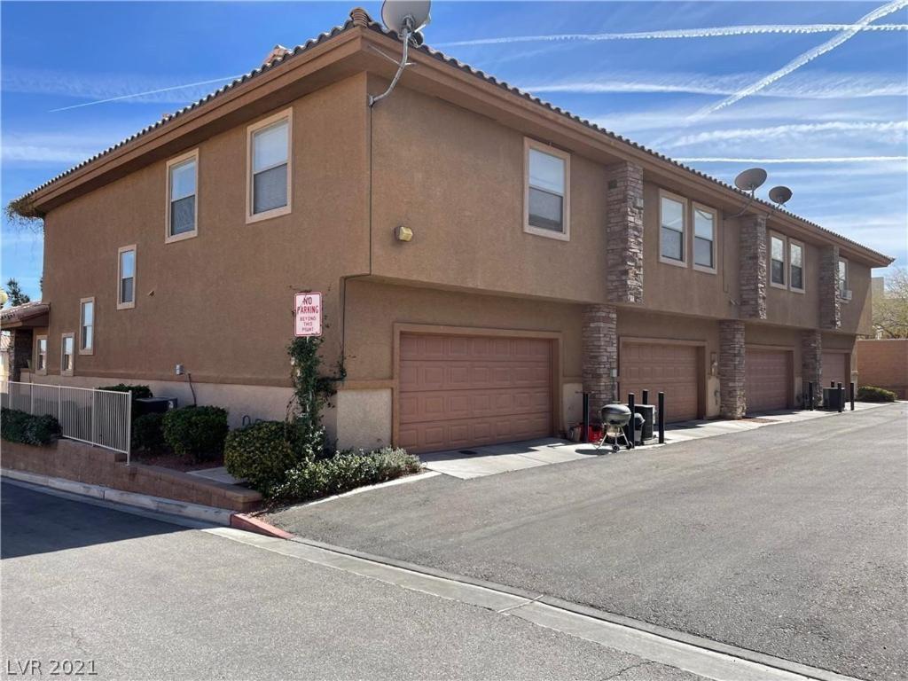 Gate Dual Master Office And Dog Park 30 Days Minimun *