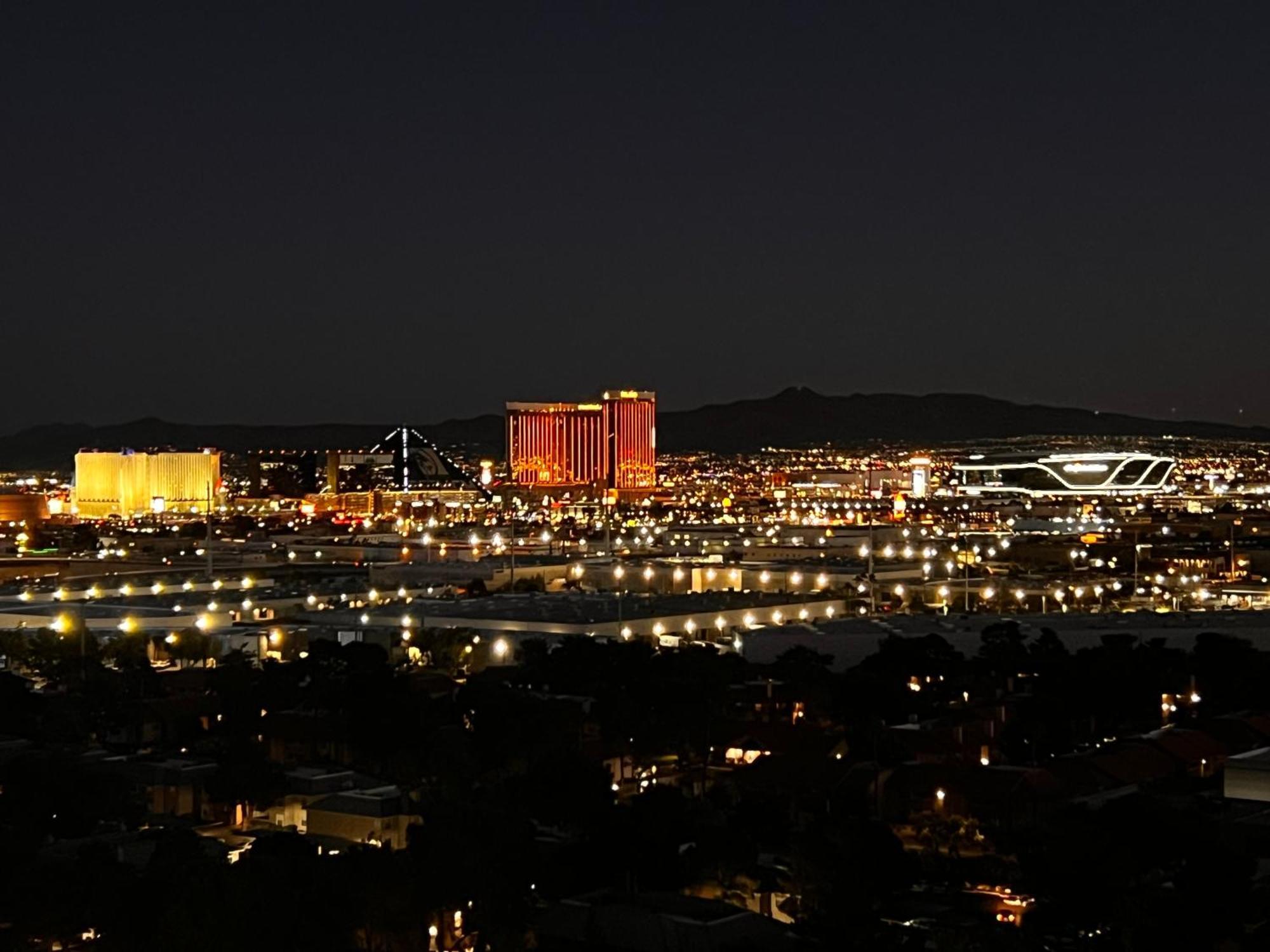 Holiday home Luxe Condo Balcony Strip View No Resort Fee *