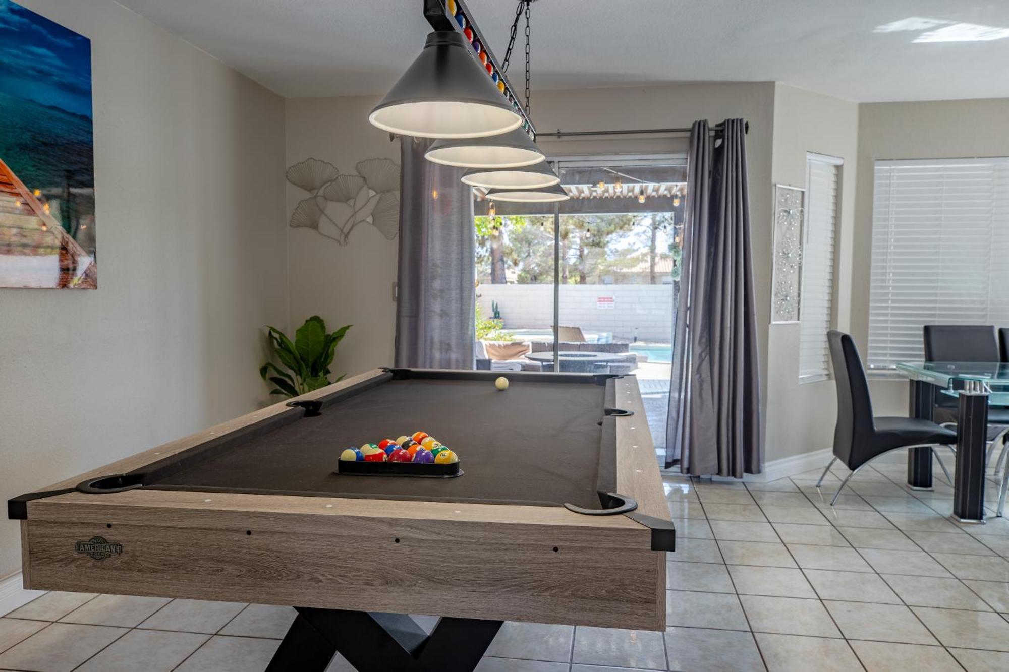 Casa de férias 1800 Sqft House W/heated Pool Spa 13min From Strip *