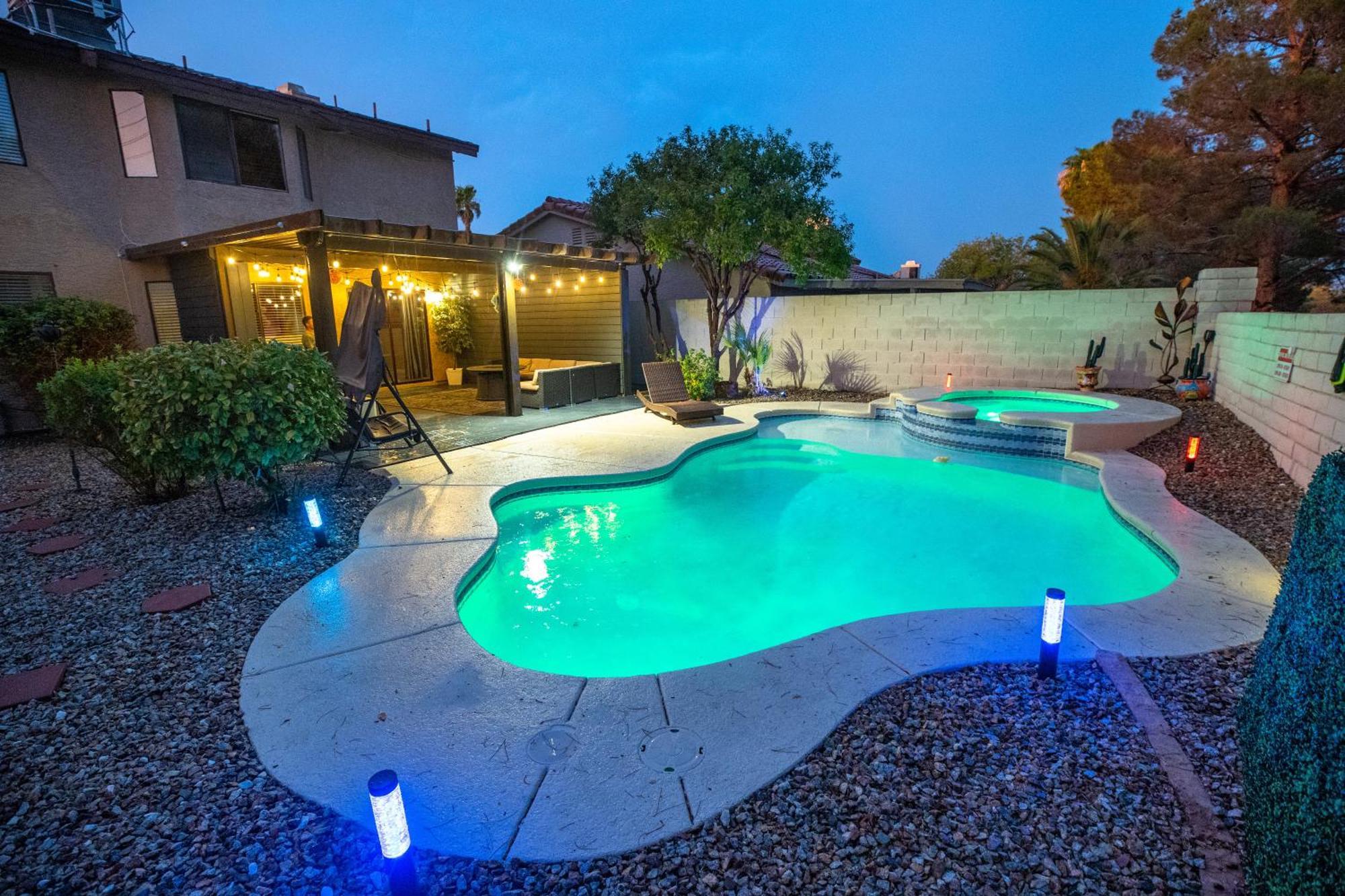 Casa de férias 1800 Sqft House W/heated Pool Spa 13min From Strip Las Vegas