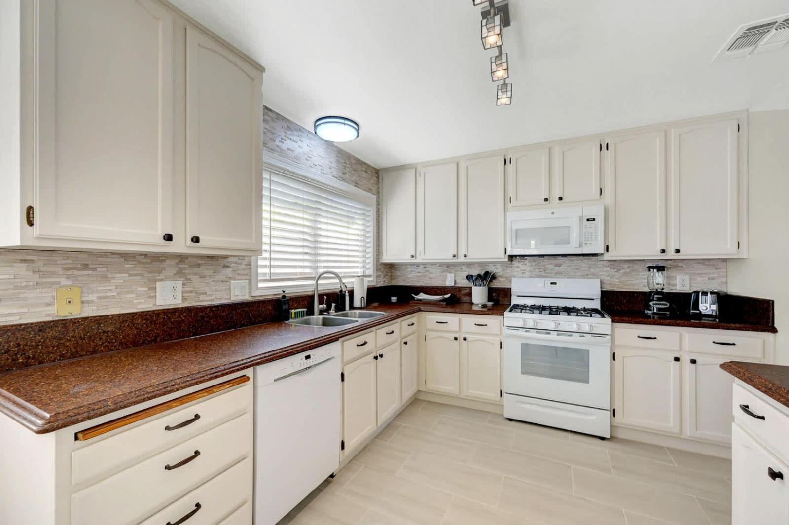 Bright Fun Spacious With Pool Casa de férias *