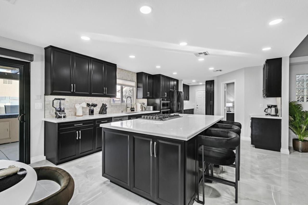 New Luxurious 6br Near Lv Strip W Pool & Holiday home