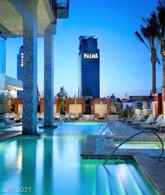 Luxury Studio Strip View No Fee Palms Place