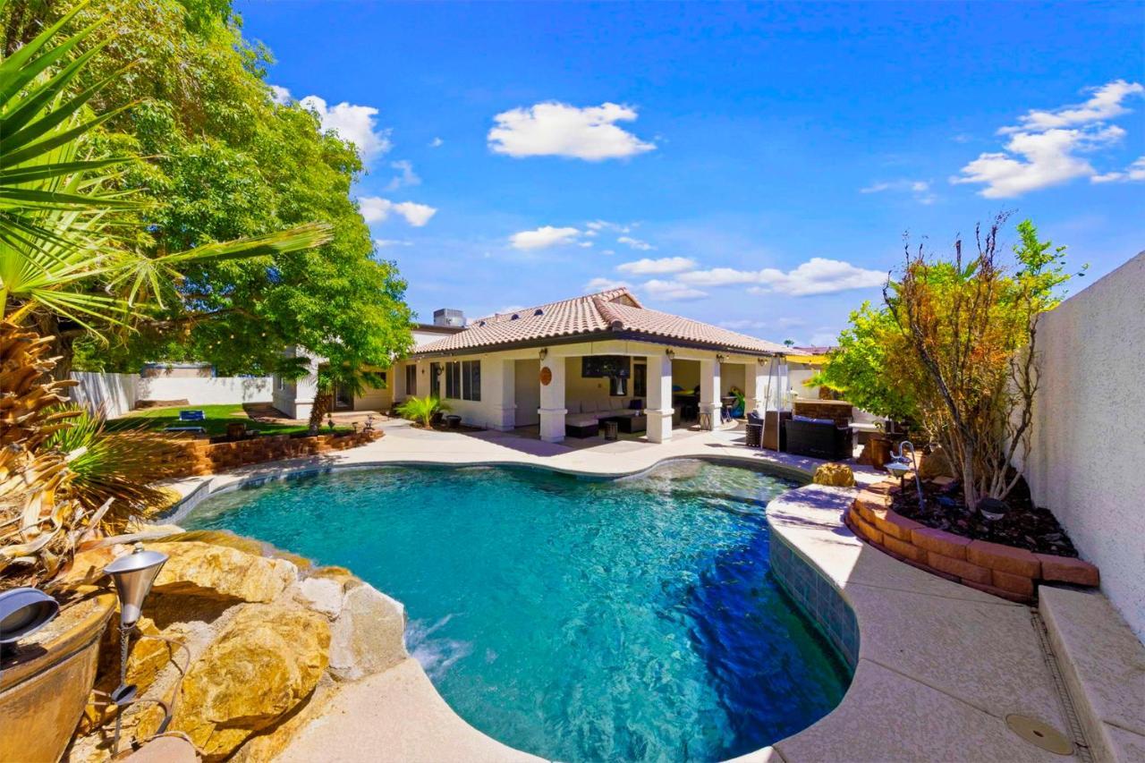 Ultimate Vacation: A Luxurious Oasis With A Pool! Holiday home