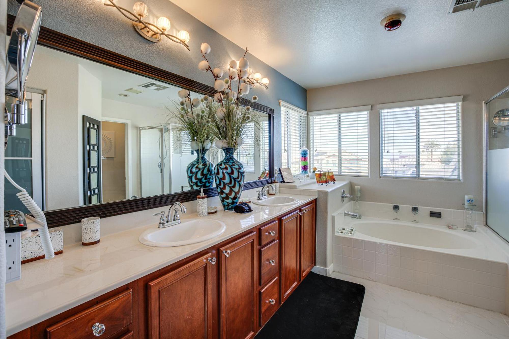 Luxe Henderson Retreat With Pool - 13 Mi To Strip! Las Vegas