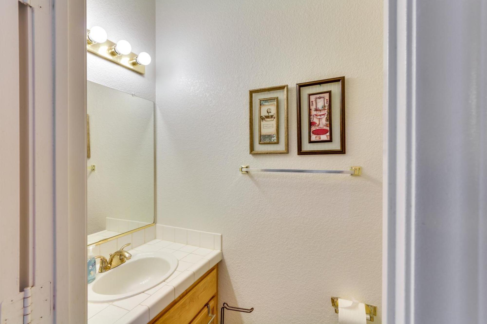 Pet-friendly Escape With Grill, 11 Mi To Strip!