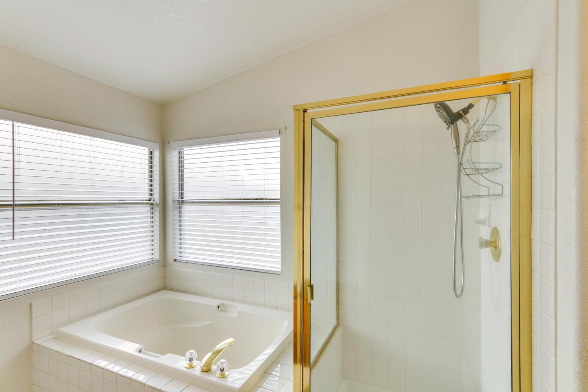 Holiday home Pet-friendly Escape With Grill, 11 Mi To Strip!