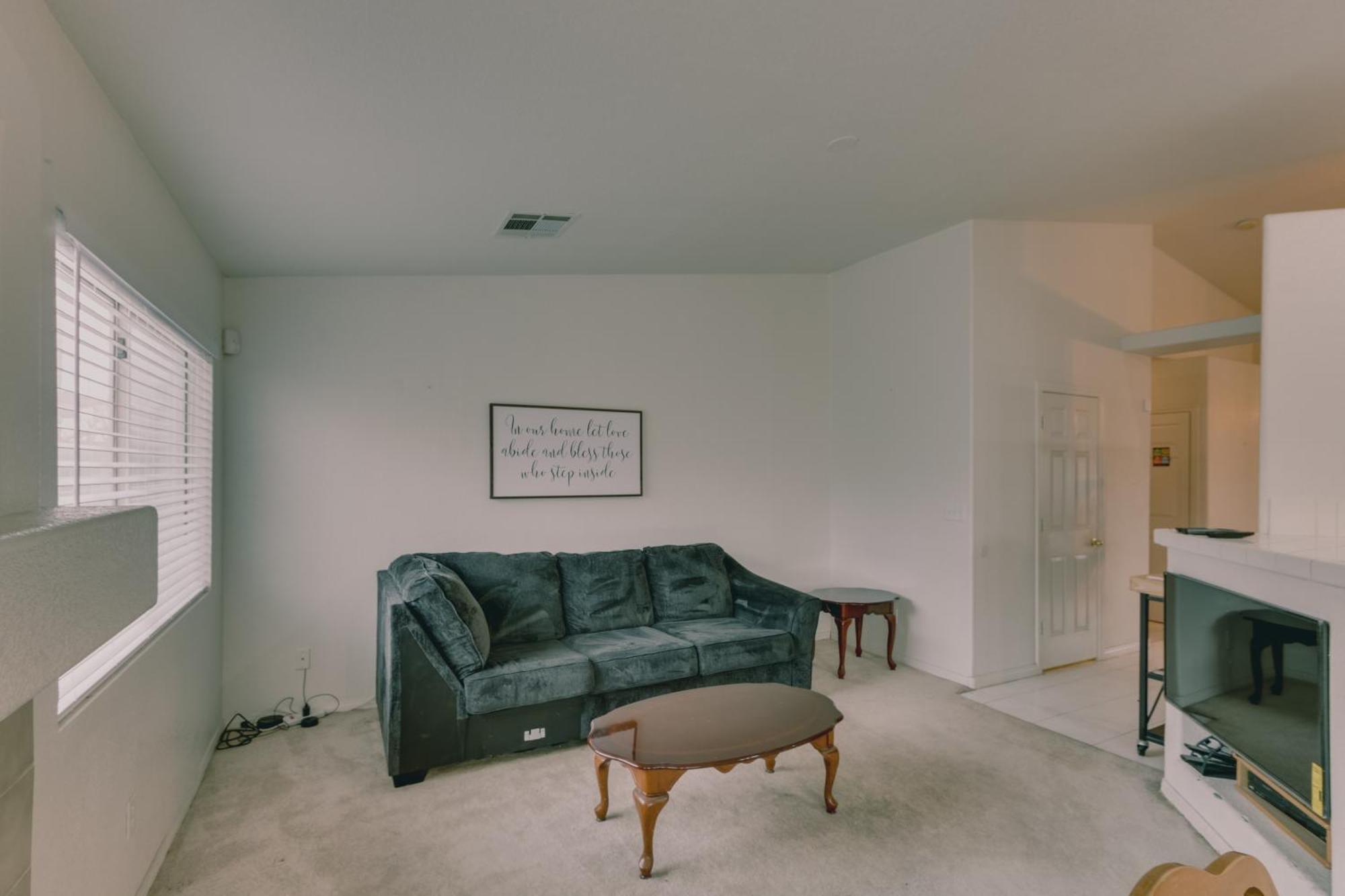 Holiday home Pet-friendly Escape With Grill, 11 Mi To Strip! *