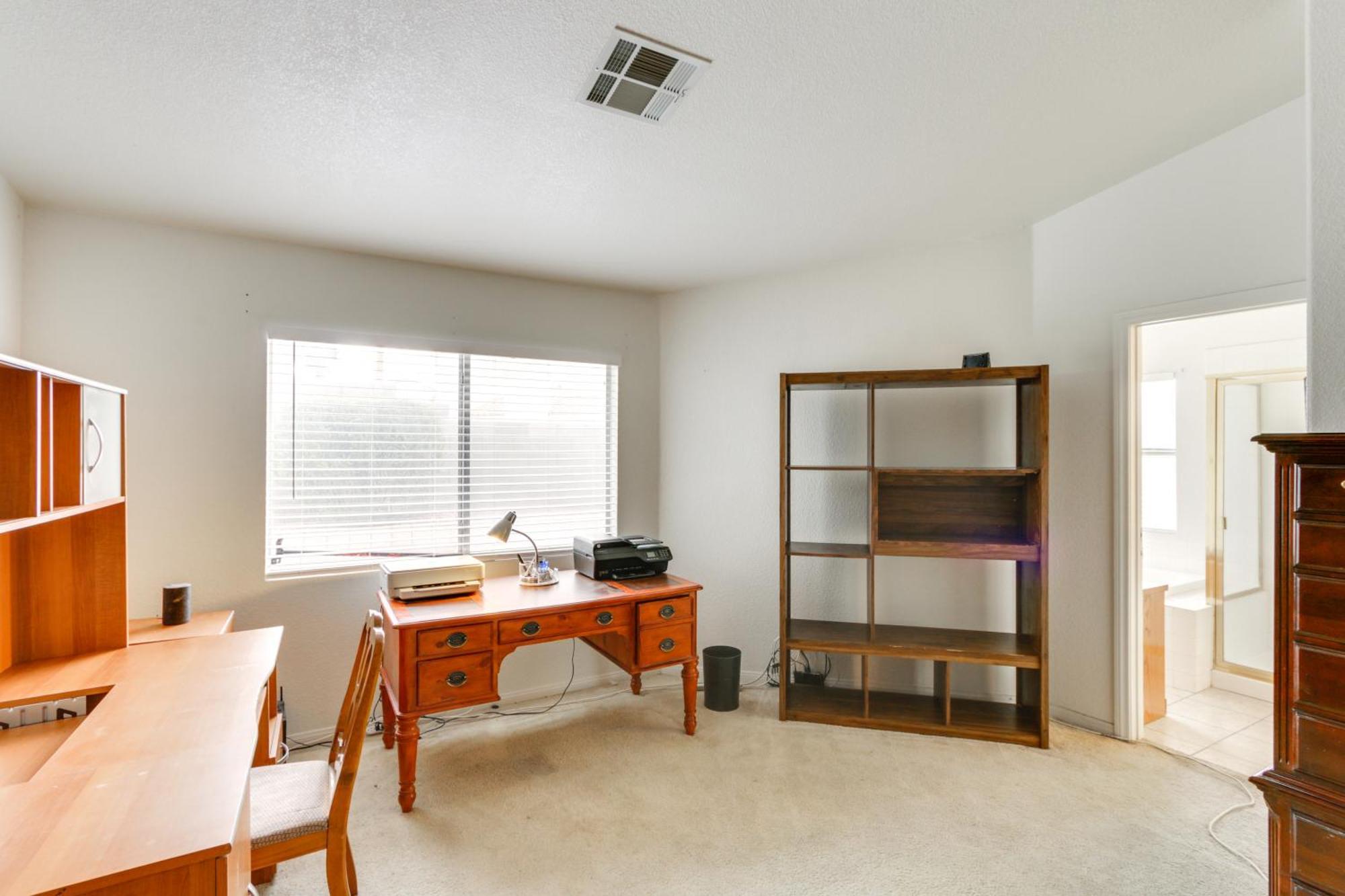 Holiday home Pet-friendly Escape With Grill, 11 Mi To Strip!
