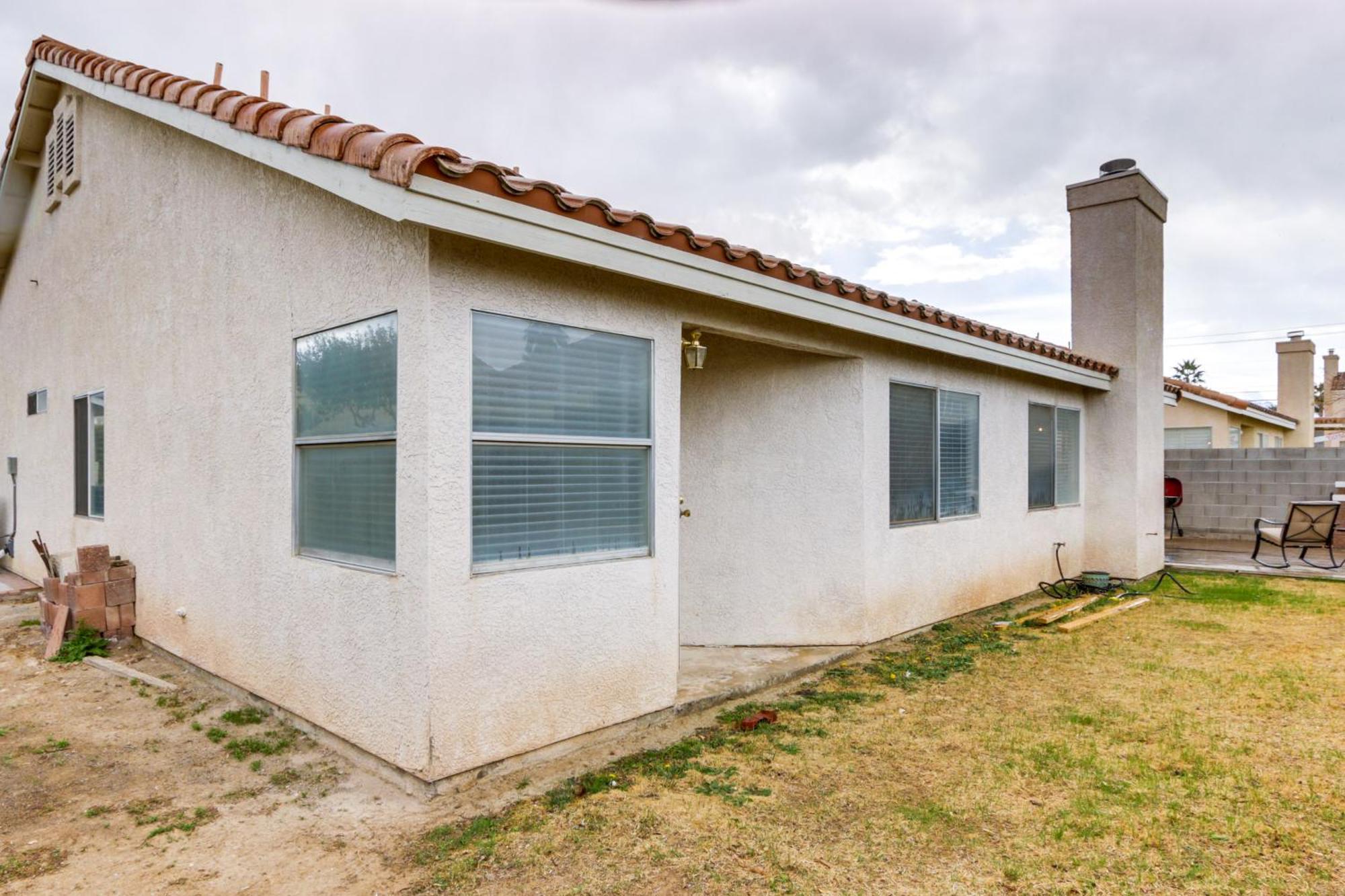 Holiday home Pet-friendly Escape With Grill, 11 Mi To Strip!