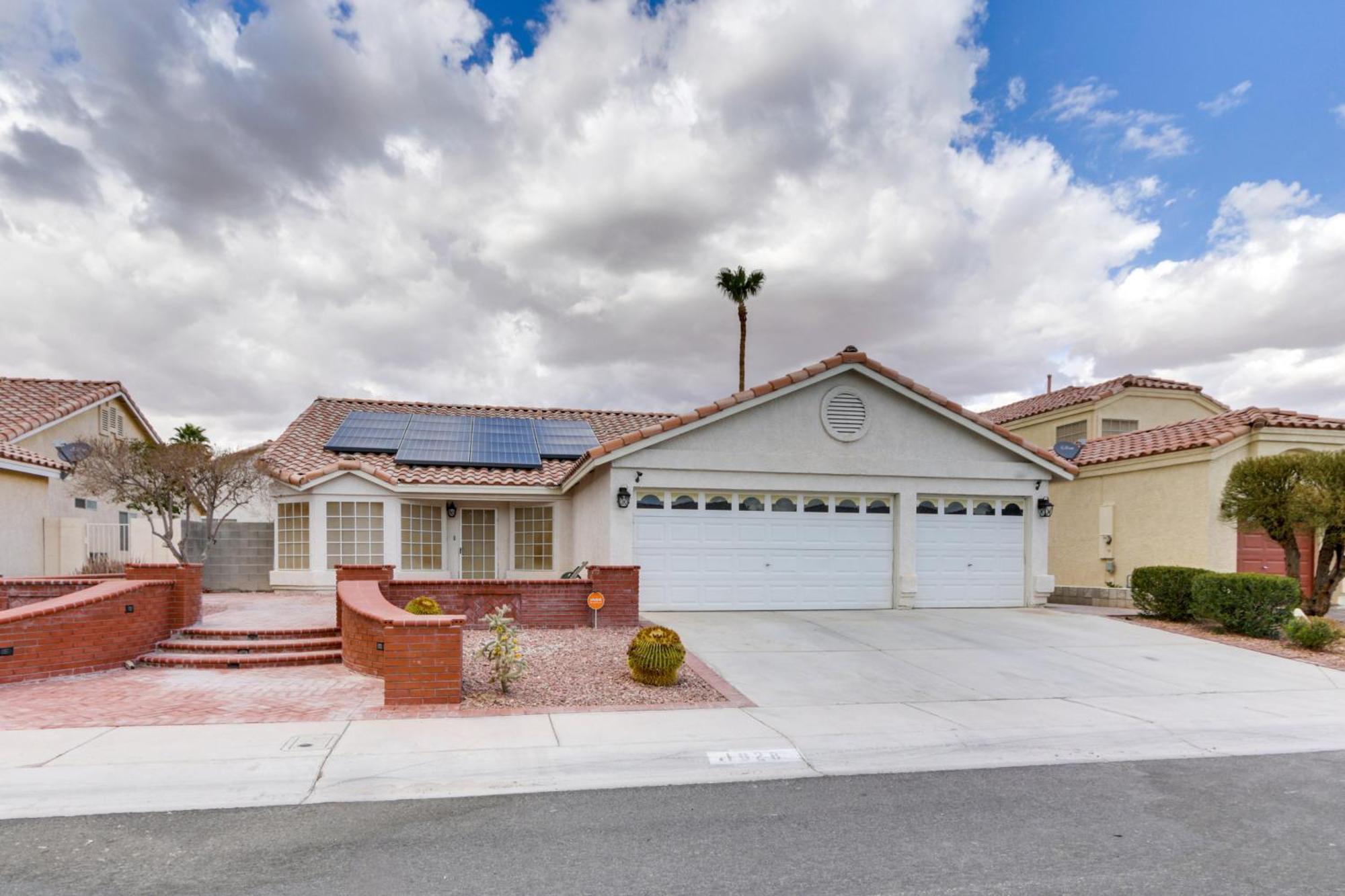 Holiday home Pet-friendly Escape With Grill, 11 Mi To Strip!