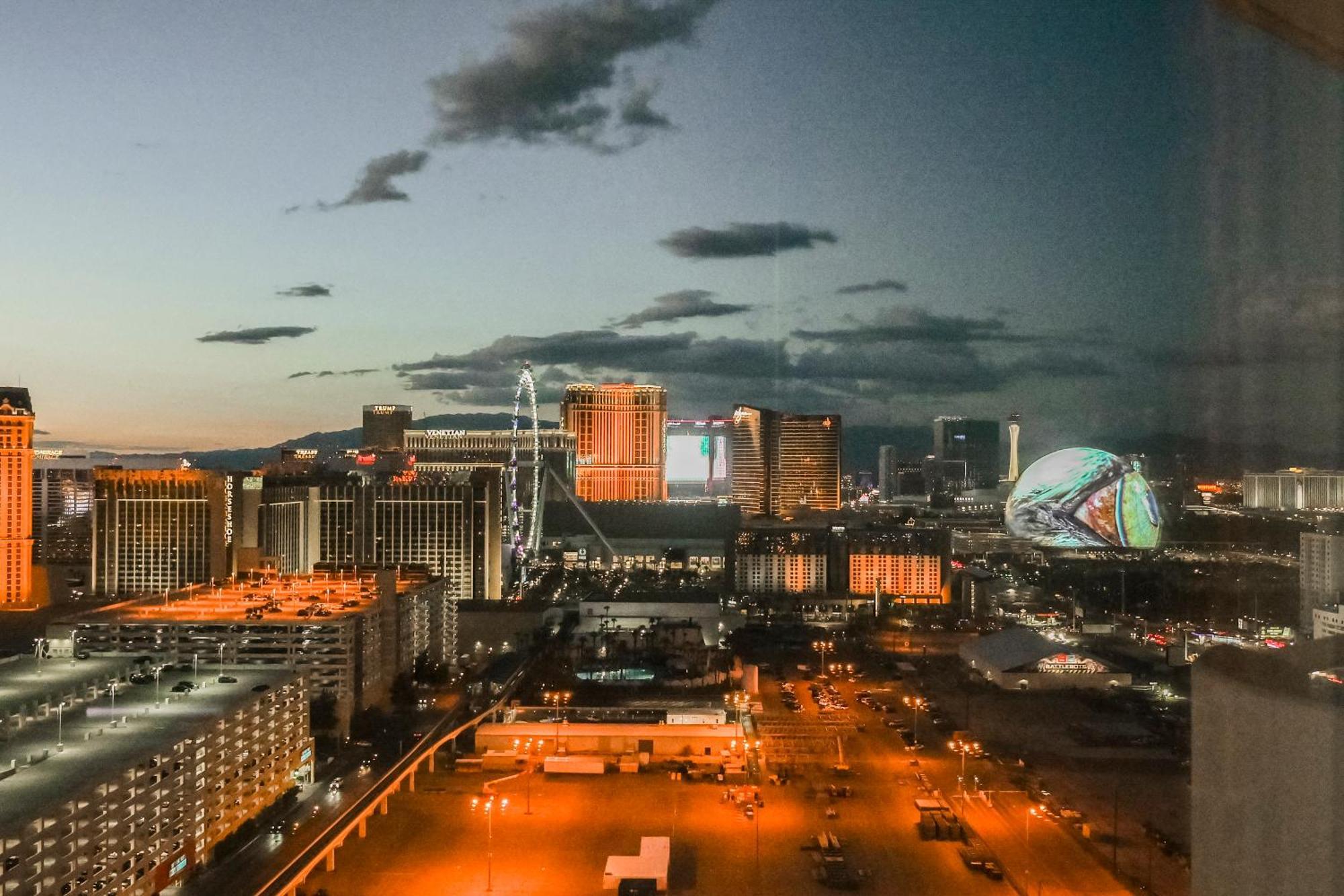 Apartment No Fees-mgm Stripview-jacuzzi-formula 1 Track View