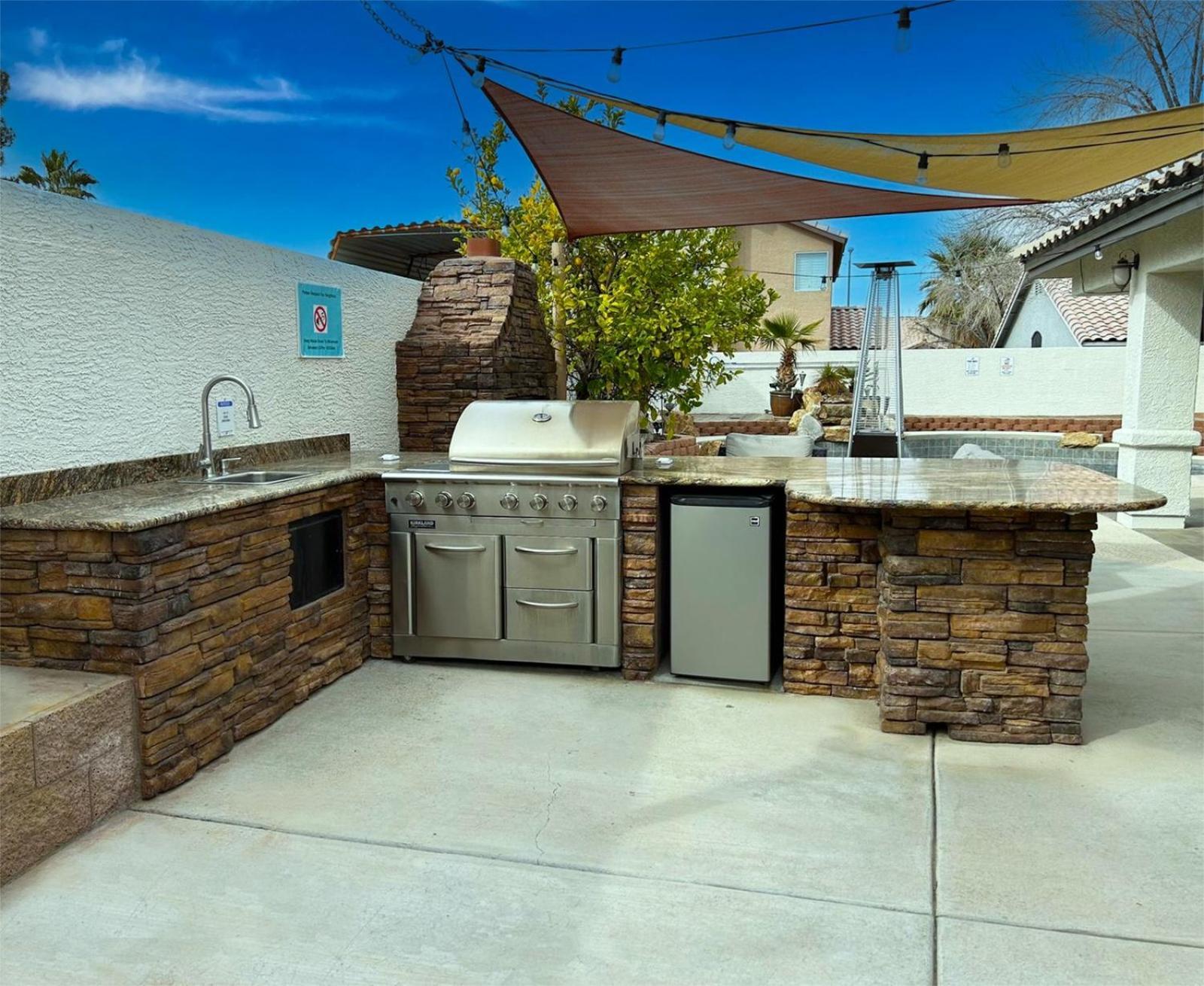 Ultimate Vacation: A Luxurious Oasis With A Pool! *