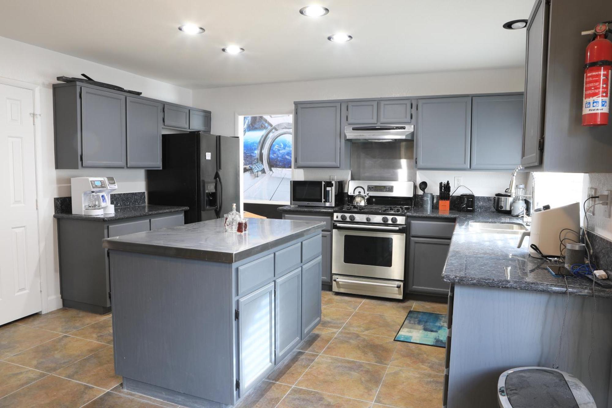 Holiday home Comfy Expansive - Near The Strip - Heated Pool *