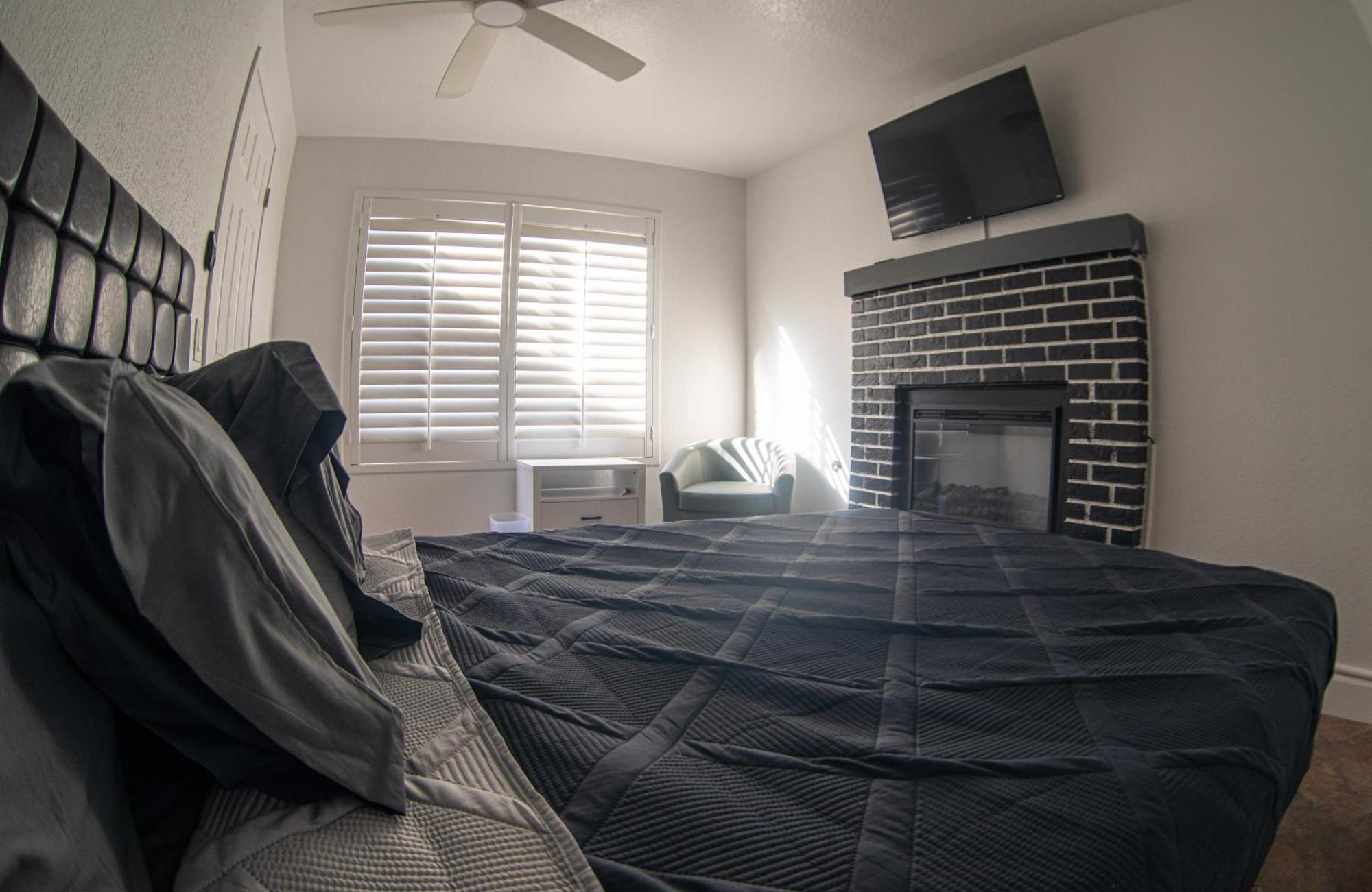 Comfy Expansive - Near The Strip - Heated Pool