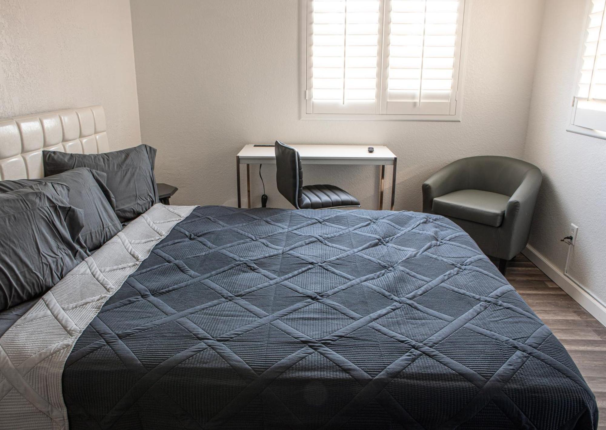 Holiday home Comfy Expansive - Near The Strip - Heated Pool *
