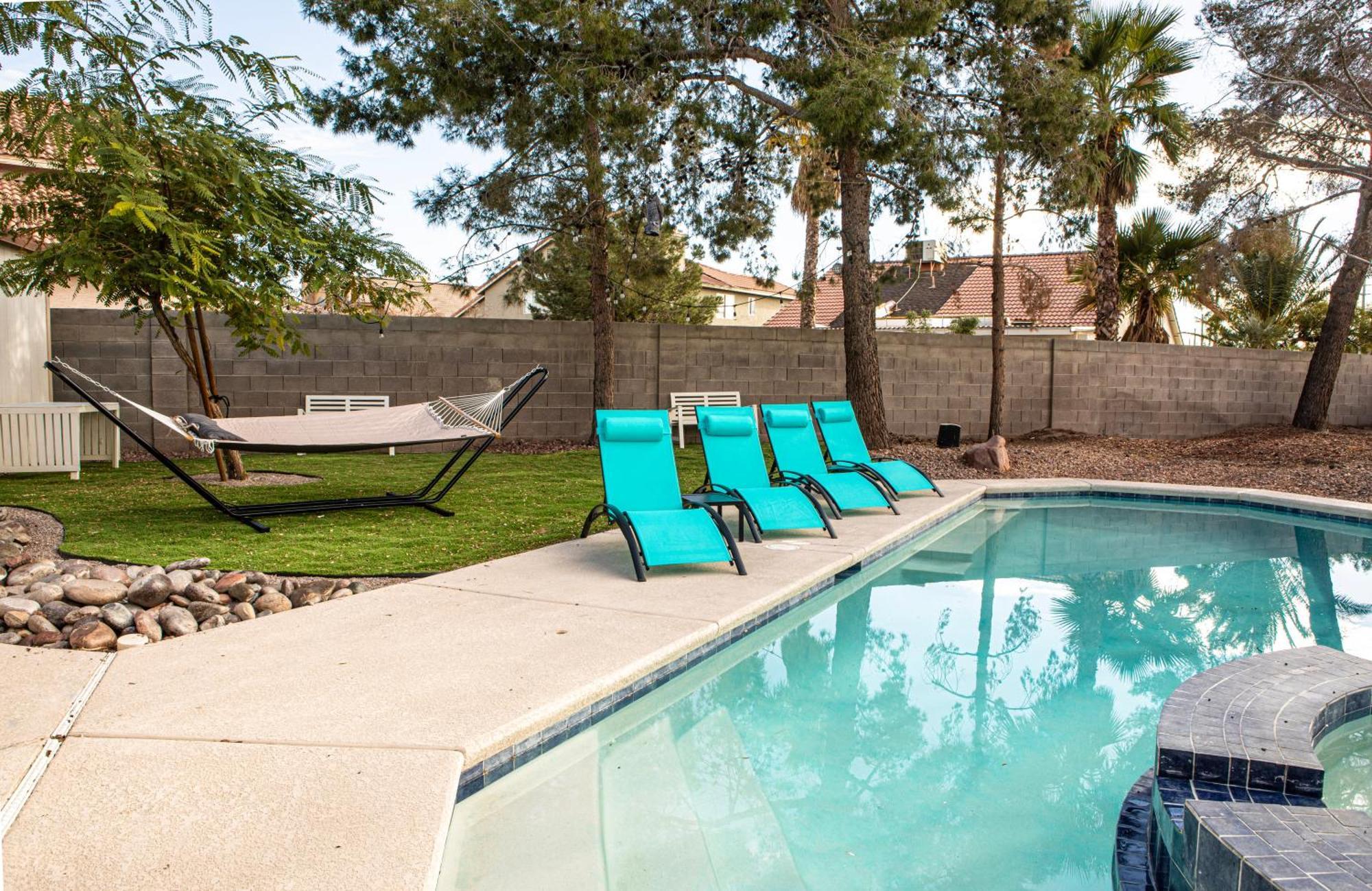 Comfy Expansive - Near The Strip - Heated Pool