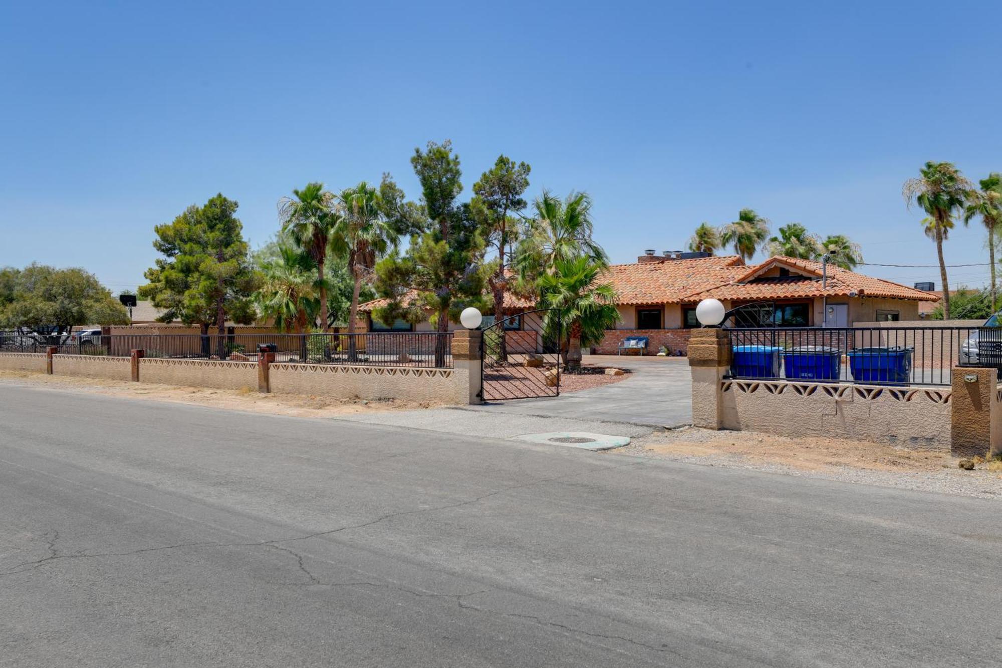 Casa de férias Spacious Vegas Getaway With Private Pool And Spa!
