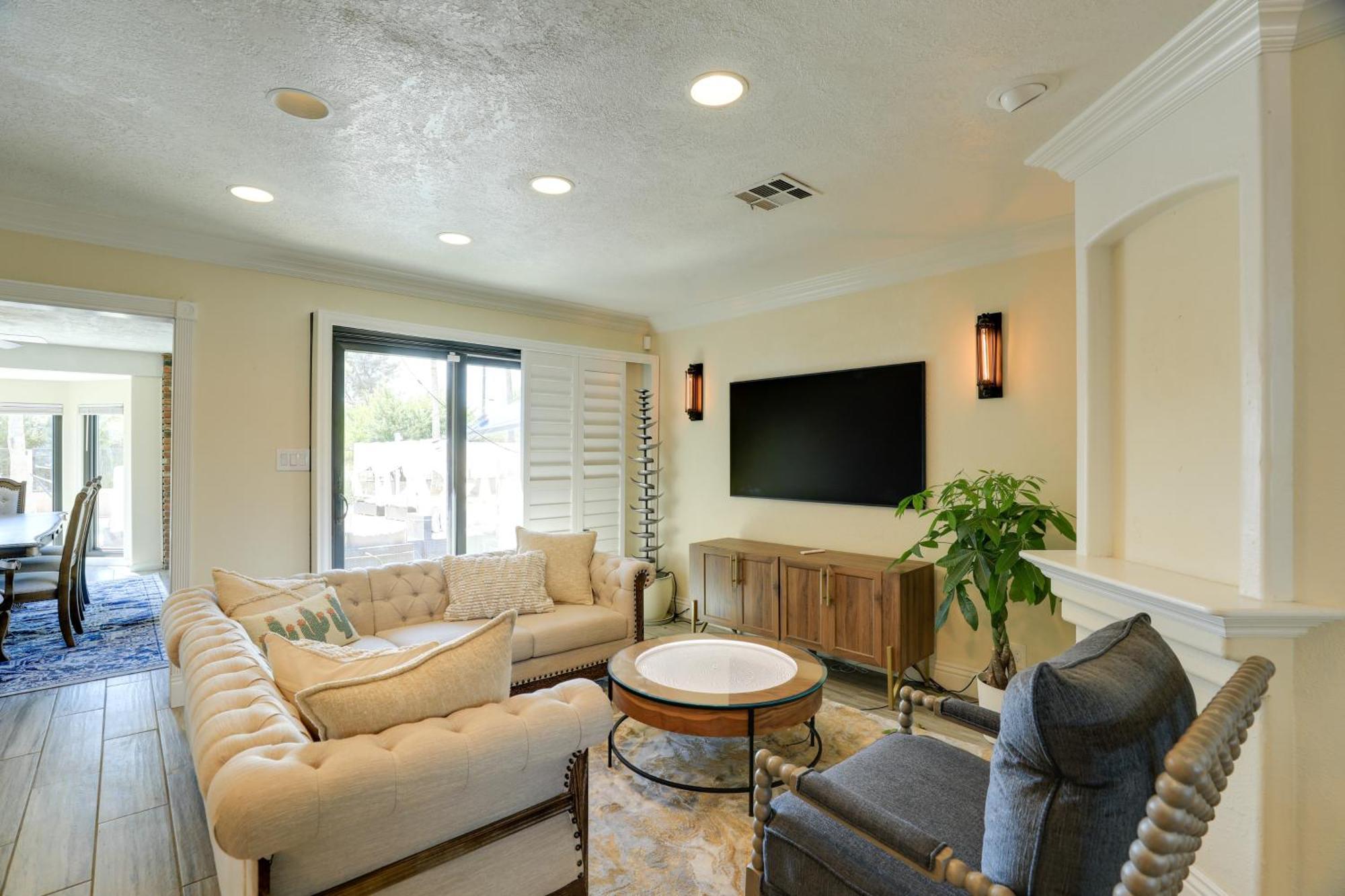 Casa de férias Spacious Vegas Getaway With Private Pool And Spa!