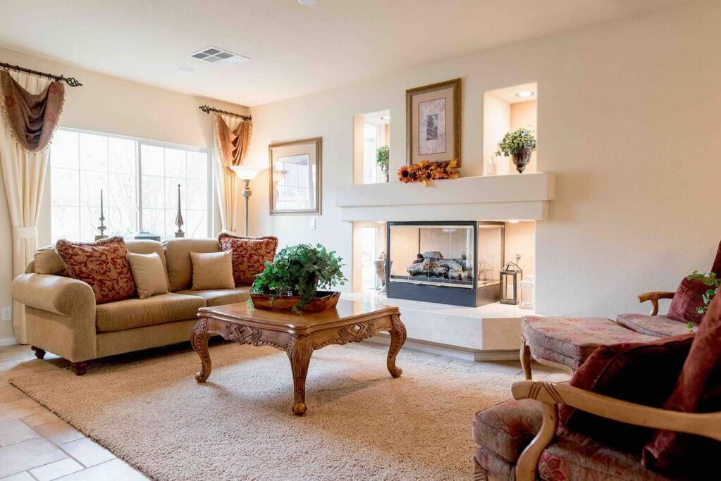 Holiday home Elegant Beautiful With Pool & Heated *