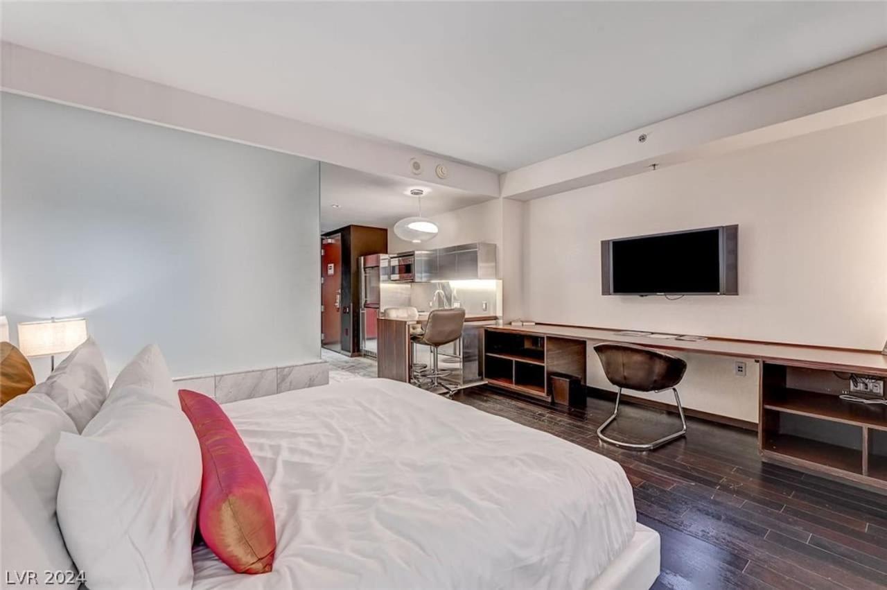 Stunning Strip View Studio W Balcony Access 35308 * Las Vegas