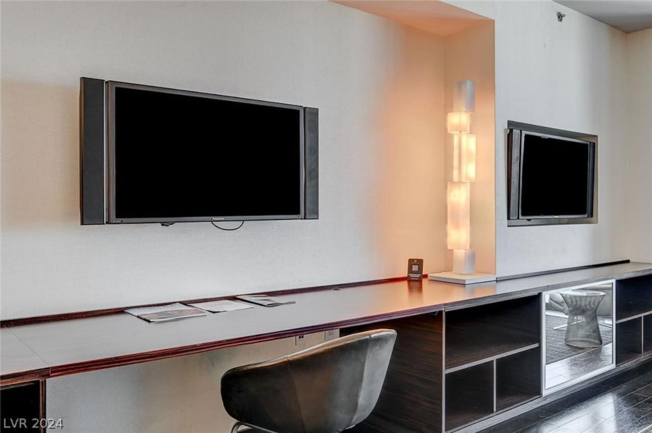Stunning Strip View Studio W Balcony Access 35308 Inn