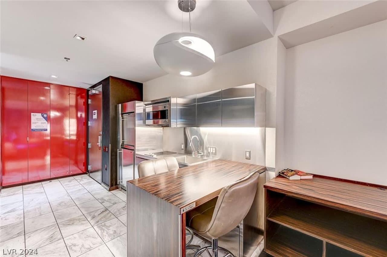 Stunning Strip View Studio W Balcony Access 35308 Inn *