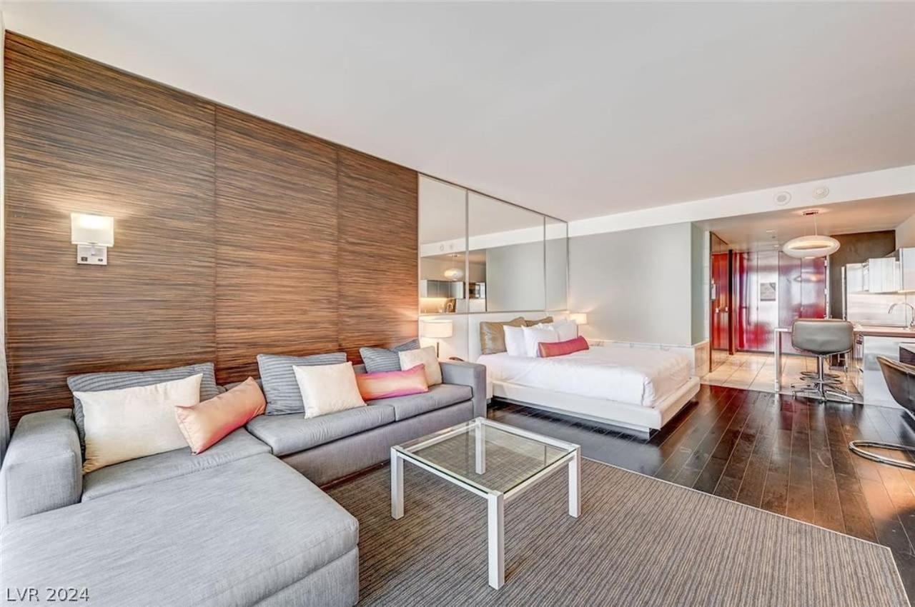 Stunning Strip View Studio W Balcony Access 35308