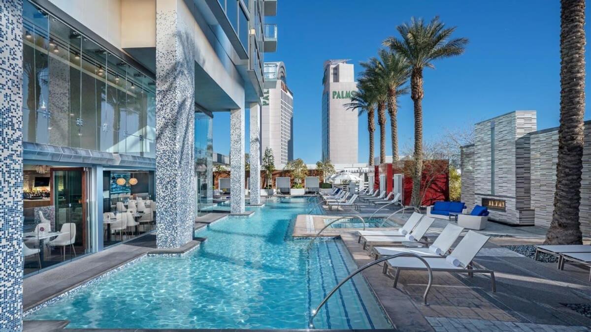 Stunning Strip View Studio W Balcony Access 35308 Inn