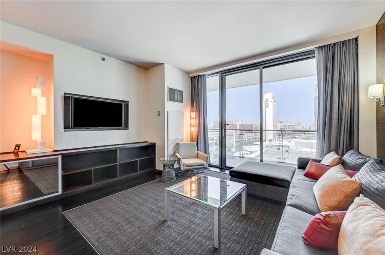 Inn Stunning Strip View Studio W Balcony Access 35308