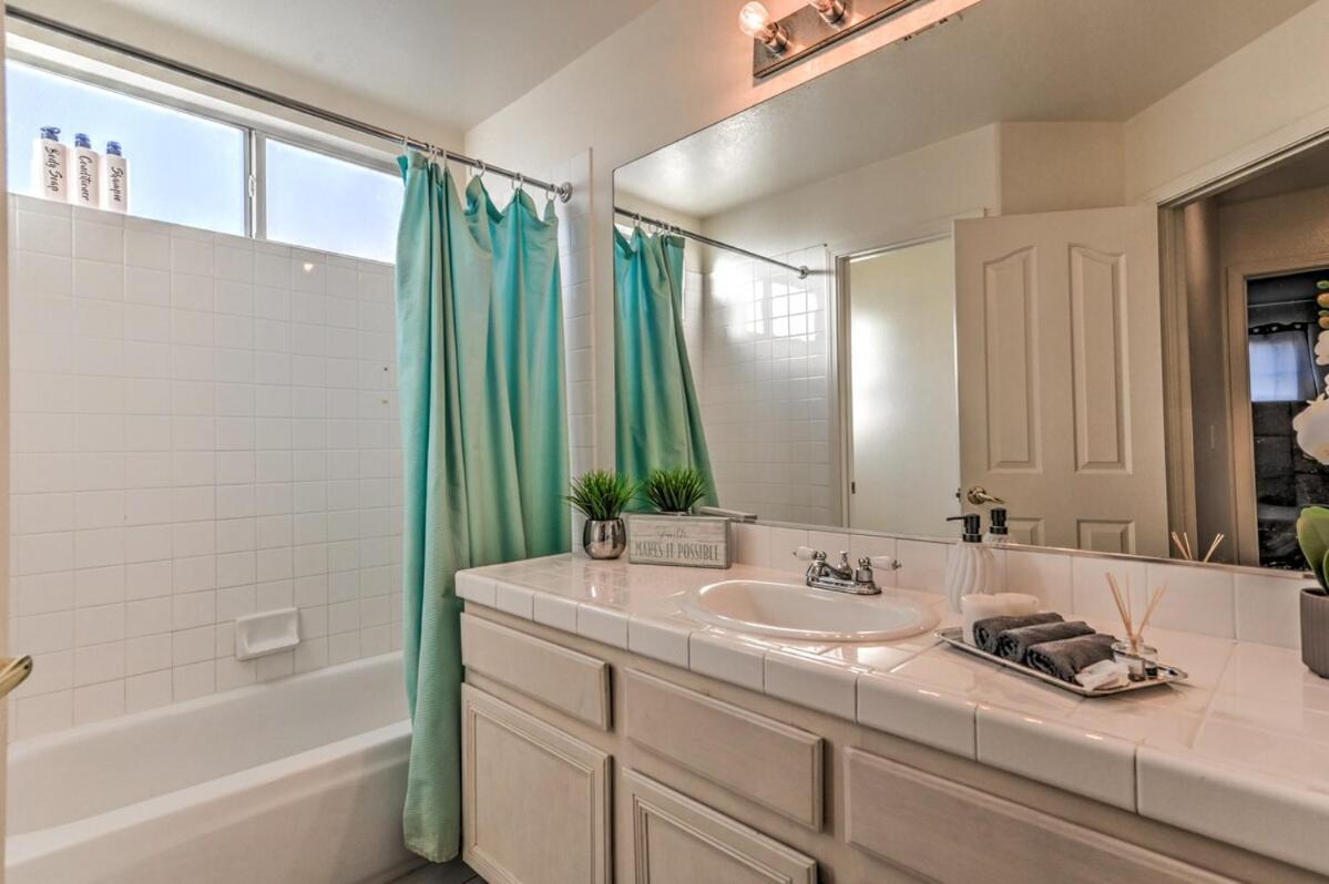 Vegas Vibes 4br With Poolspa, Perfect For Groups Holiday home