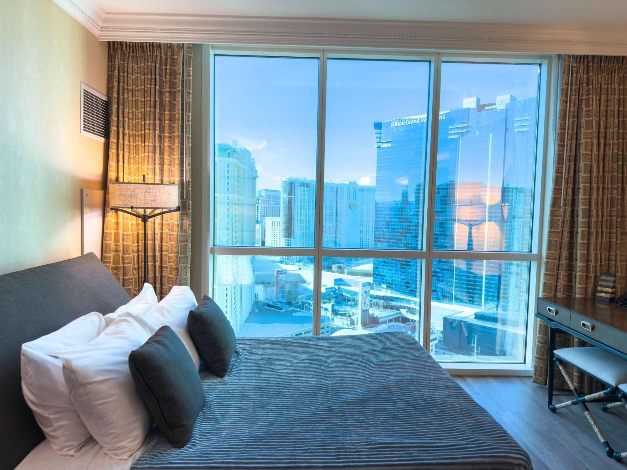 No Fee Strip View Suite& Free Valet& Pool