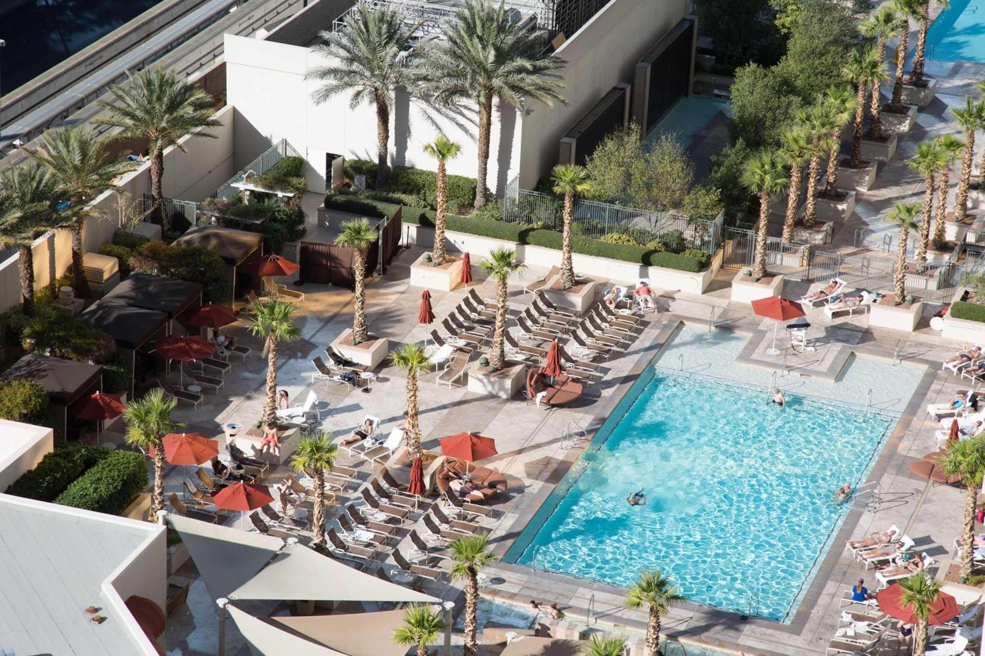 No Fee Strip View Suite& Free Valet& Pool Apartment