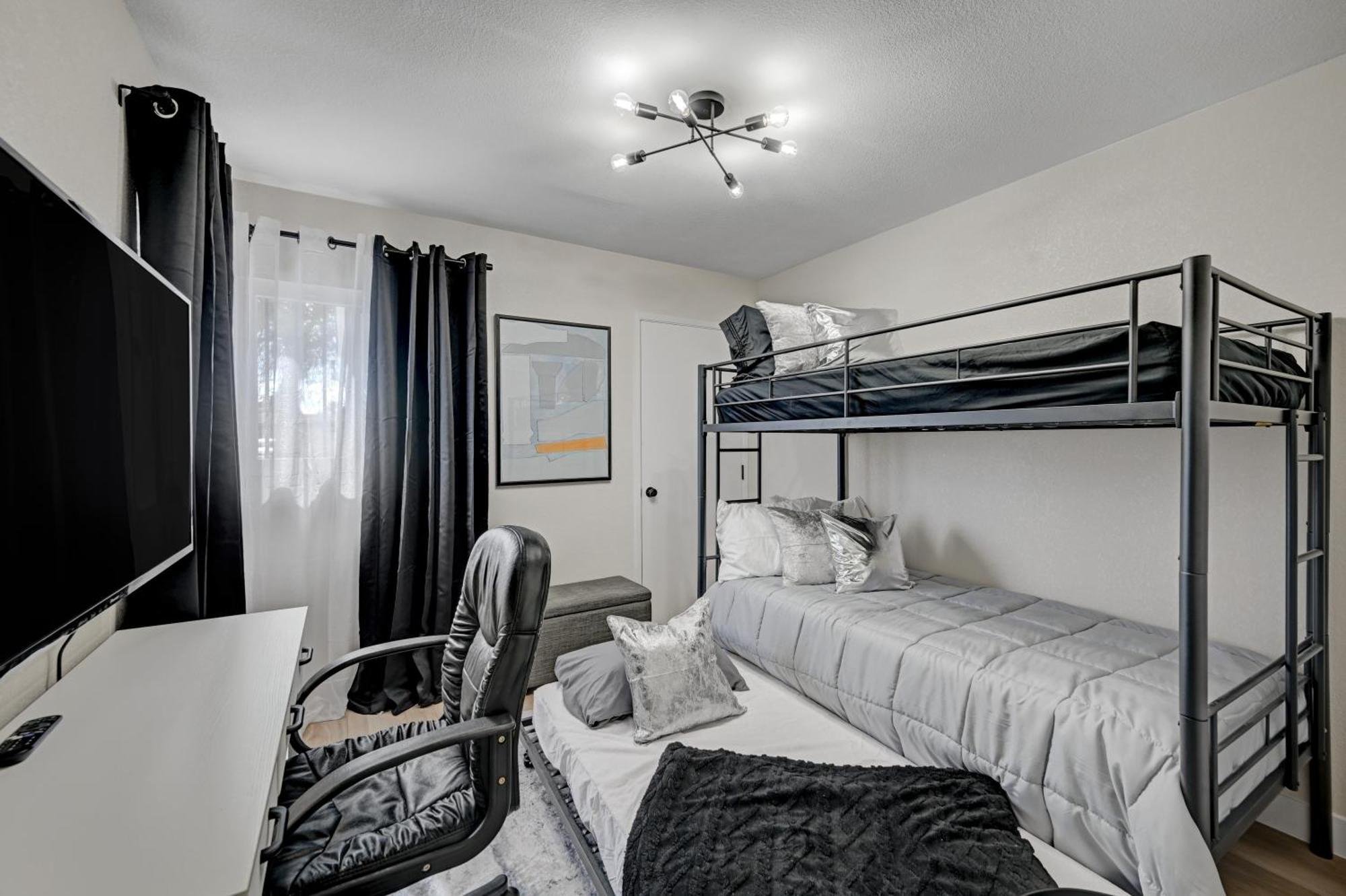 5 Min To The Strip Hot Tub Sleeps 7 Game & Casa de férias Las Vegas
