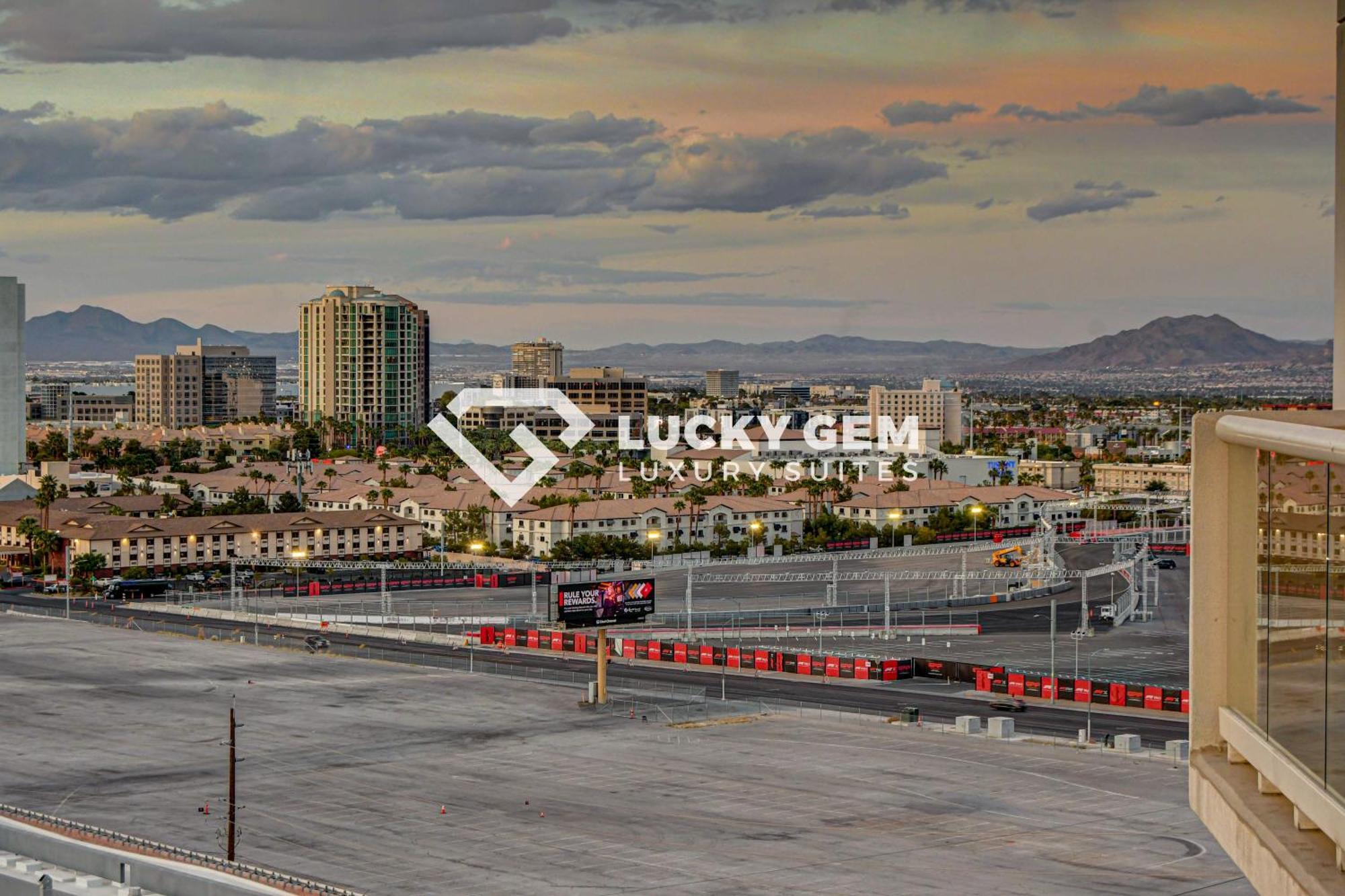 Hotel Lucky Gem Penthouse & Luxury At Signature Resort, 10817 Sphere View