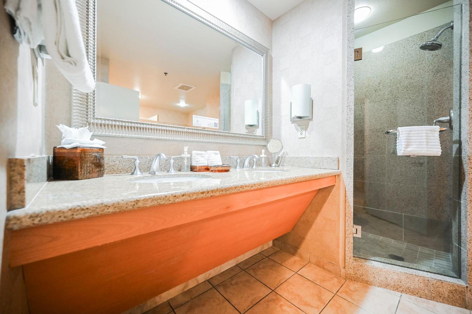 Apartment Stripviewsuites At Platinum