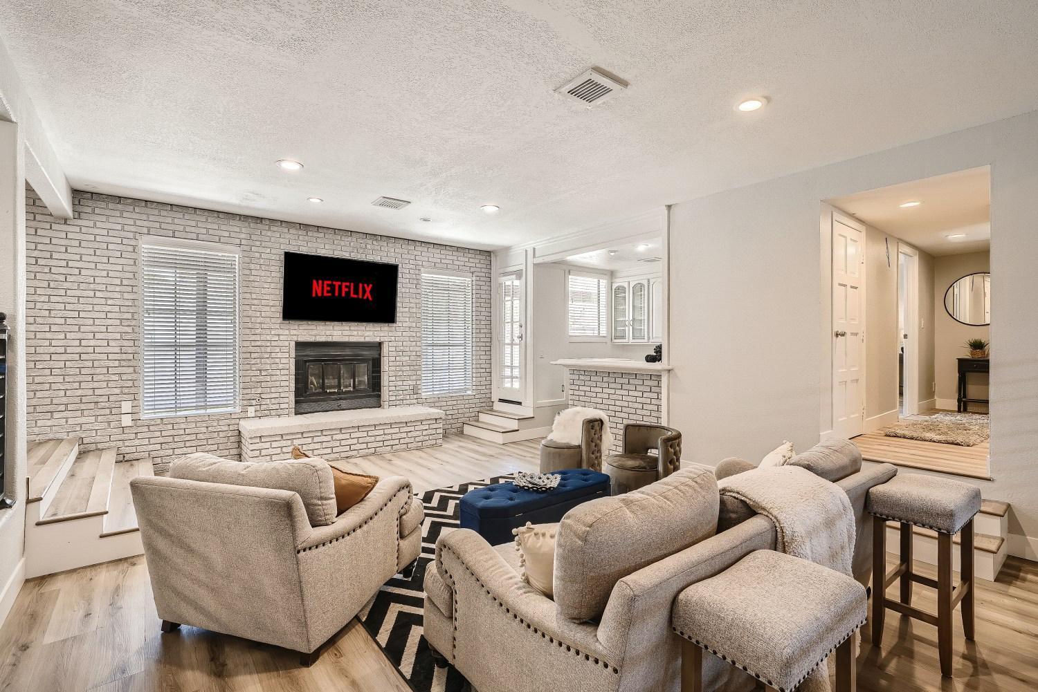 Lux Life! Location For Business Or Play! *