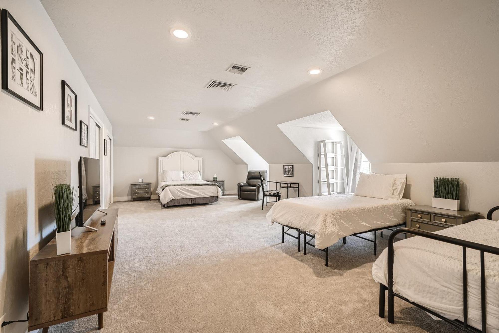 Lux Life! Location For Business Or Play! Villa