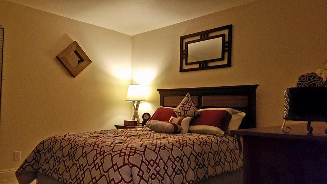 Apartamento Lovely Condo! Walking Distance To The Strip With Pool And Las Vegas
