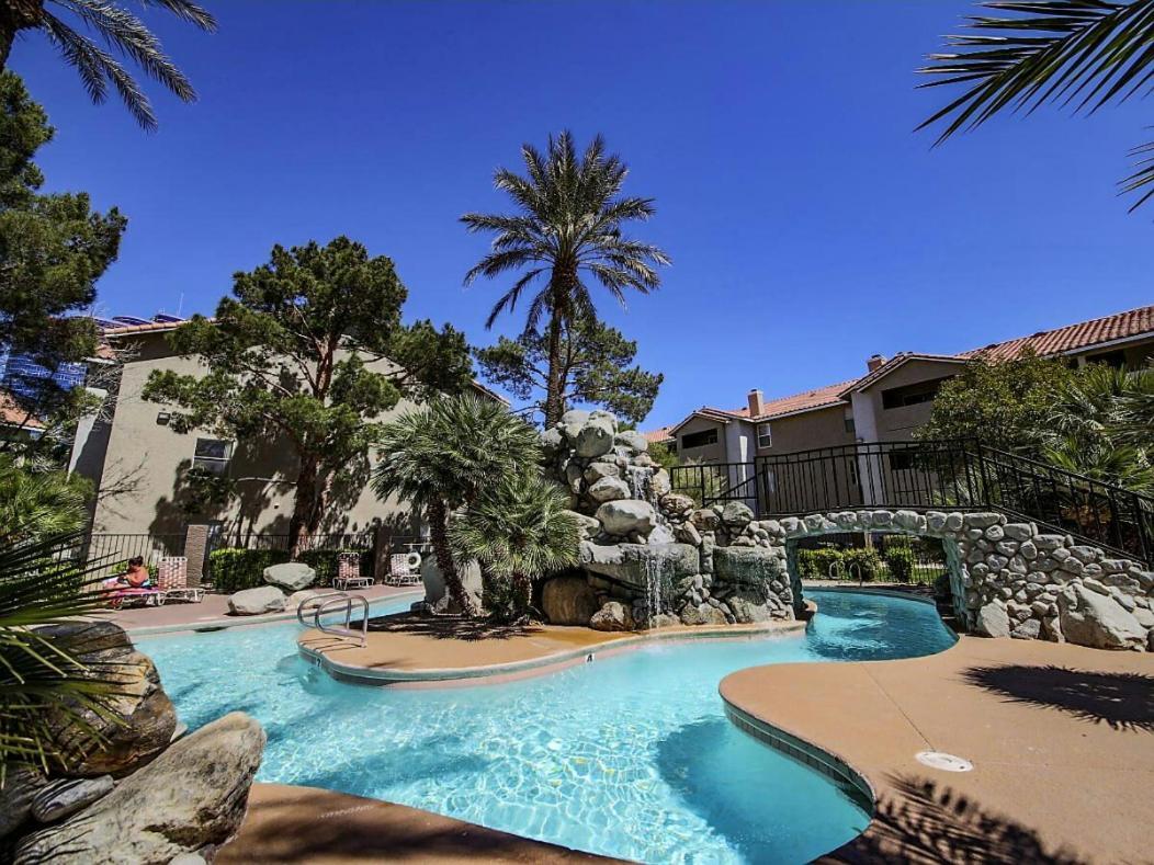 Apartamento Lovely Condo! Walking Distance To The Strip With Pool And Las Vegas