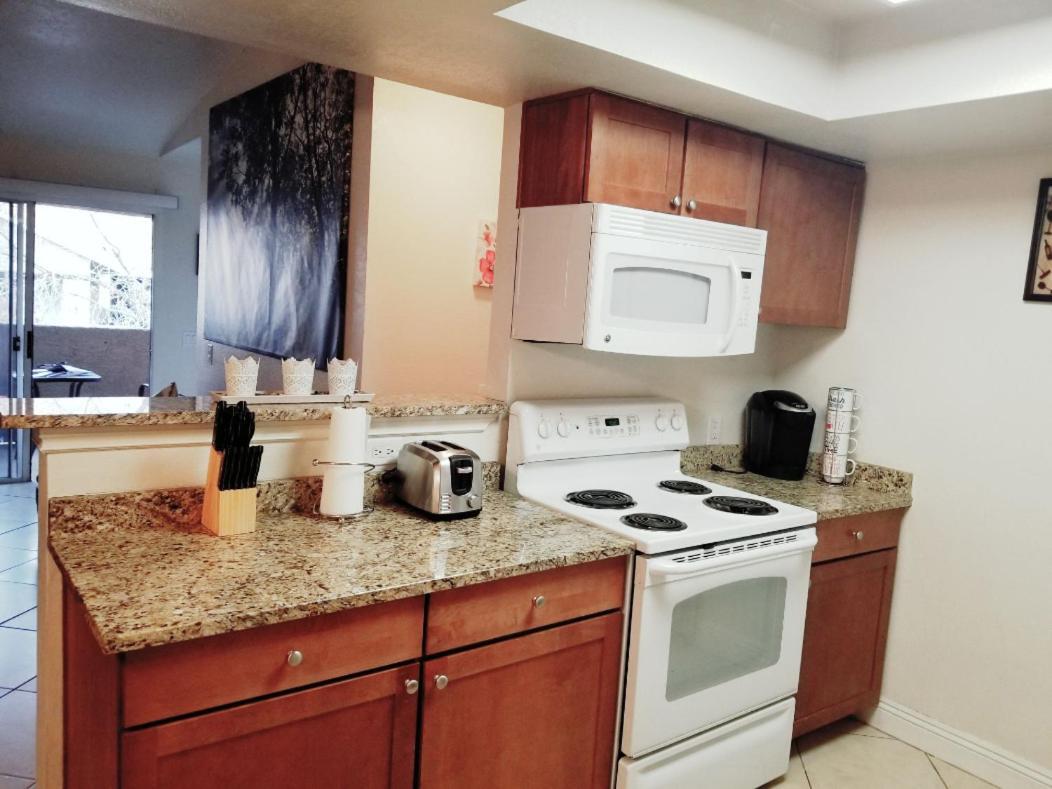 Apartamento Lovely Condo! Walking Distance To The Strip With Pool And Las Vegas