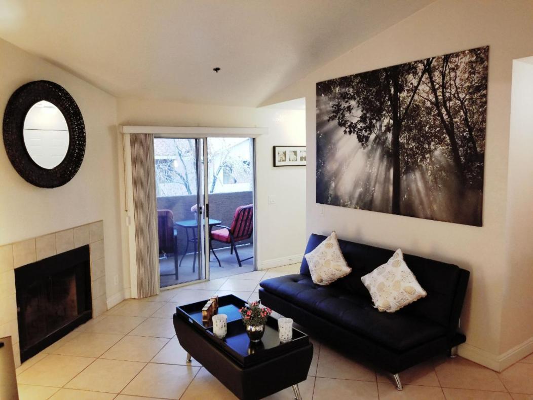 Lovely Condo! Walking Distance To The Strip With Pool And Apartamento