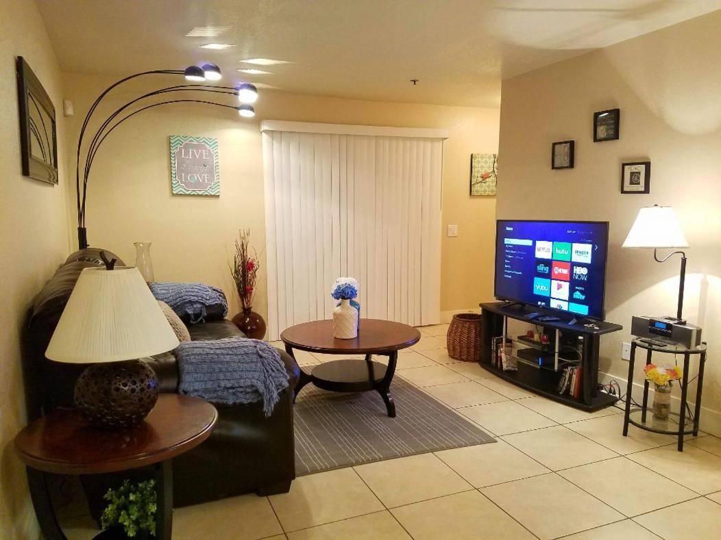 Apartamento Lovely Condo! Walking Distance To The Strip With Pool And Las Vegas