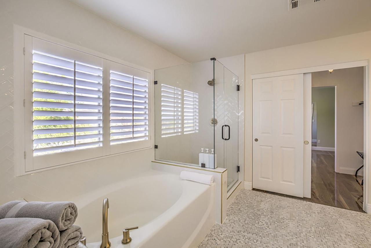 Casa de férias Buddha Gem, Central 6 Bed Room Luxury Home With Pool Hot Tub Game Room And Much More *