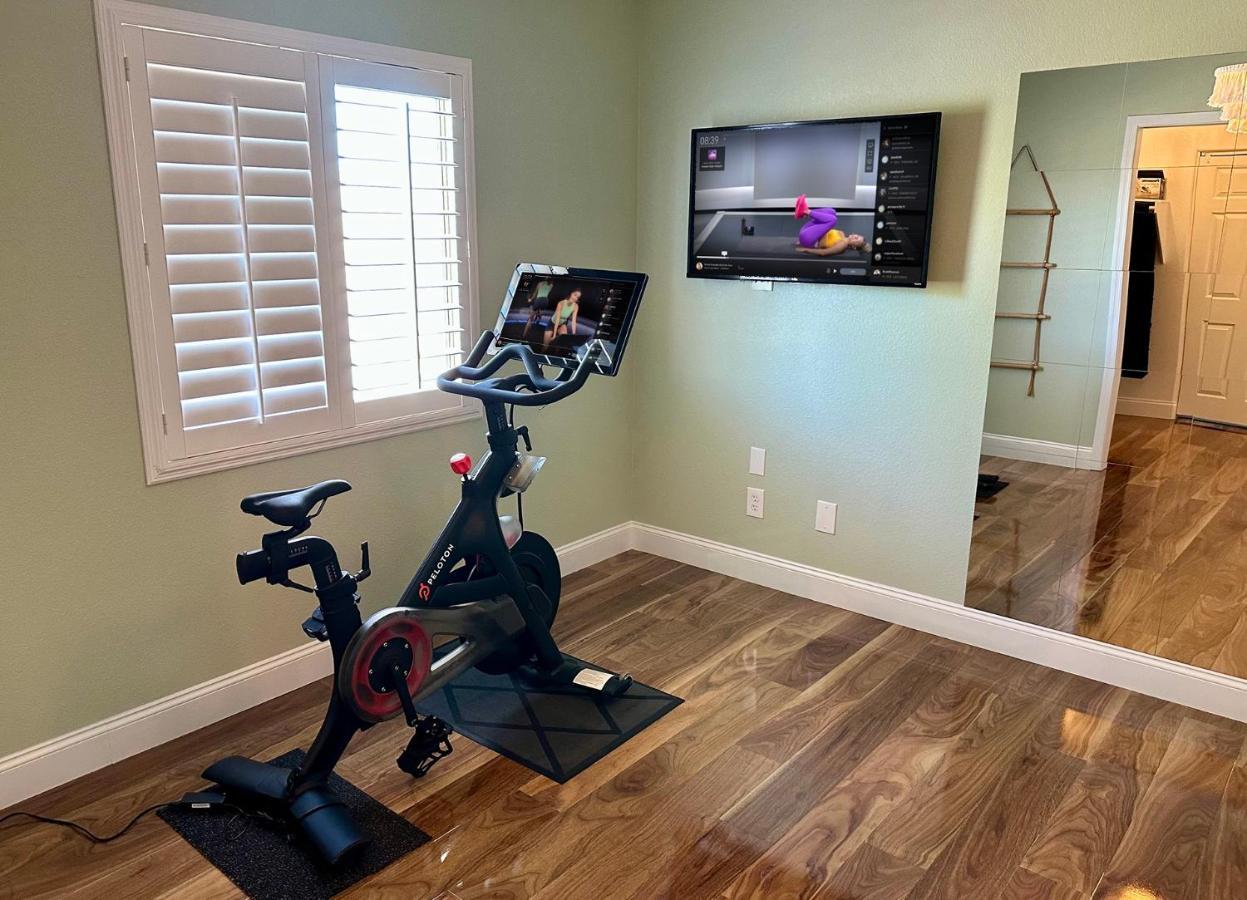 Casa de férias Buddha Gem, Central 6 Bed Room Luxury Home With Pool Hot Tub Game Room And Much More Las Vegas