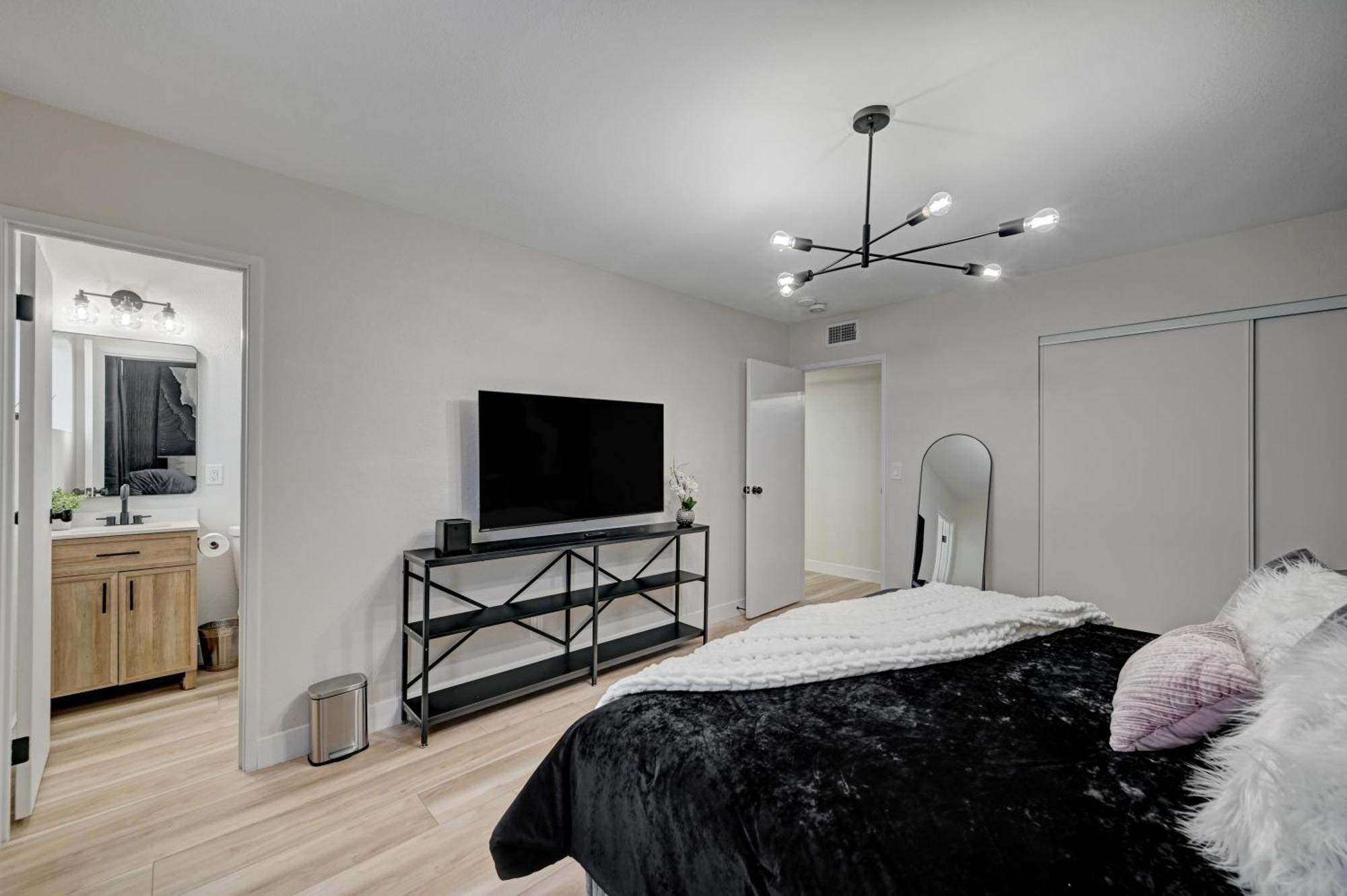 Holiday home 5 Min To The Strip Hot Tub Sleeps 7 Game & *